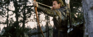 Kevin Costner als Robin Hood zielt mit gespanntem Bogen
