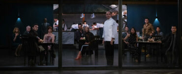 Die Gäste und Chefkoch Slowik blicken zur Glasfassade des Hawthorne hinaus