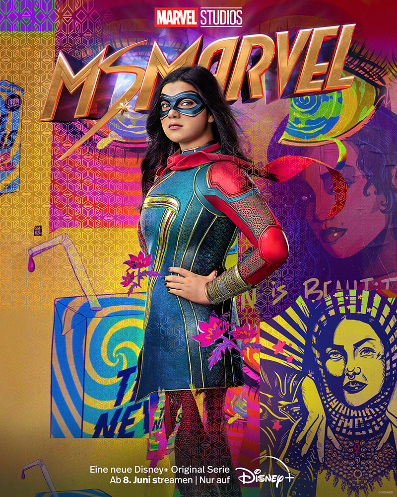 Das Poster von Ms. Marvel zeigt die Titelfigur in ihrem Kostüm vor einem bunten Hintergrund in selbstbewusster Pose.