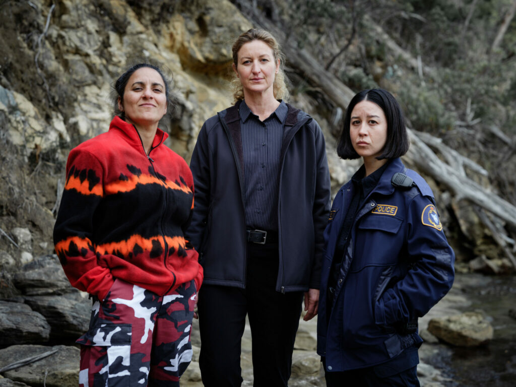 Madeleine Sami, Kate Box und Nina Oyama posieren vor einer Felswand für Deadloch - Neu bei Prime im Juni 2023
