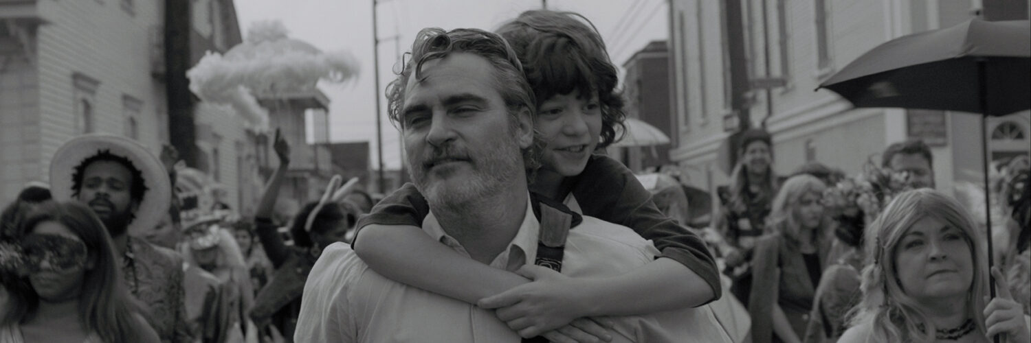 Joaquin Phoenix trägt den Darsteller Woody Norman auf den Schultern.
