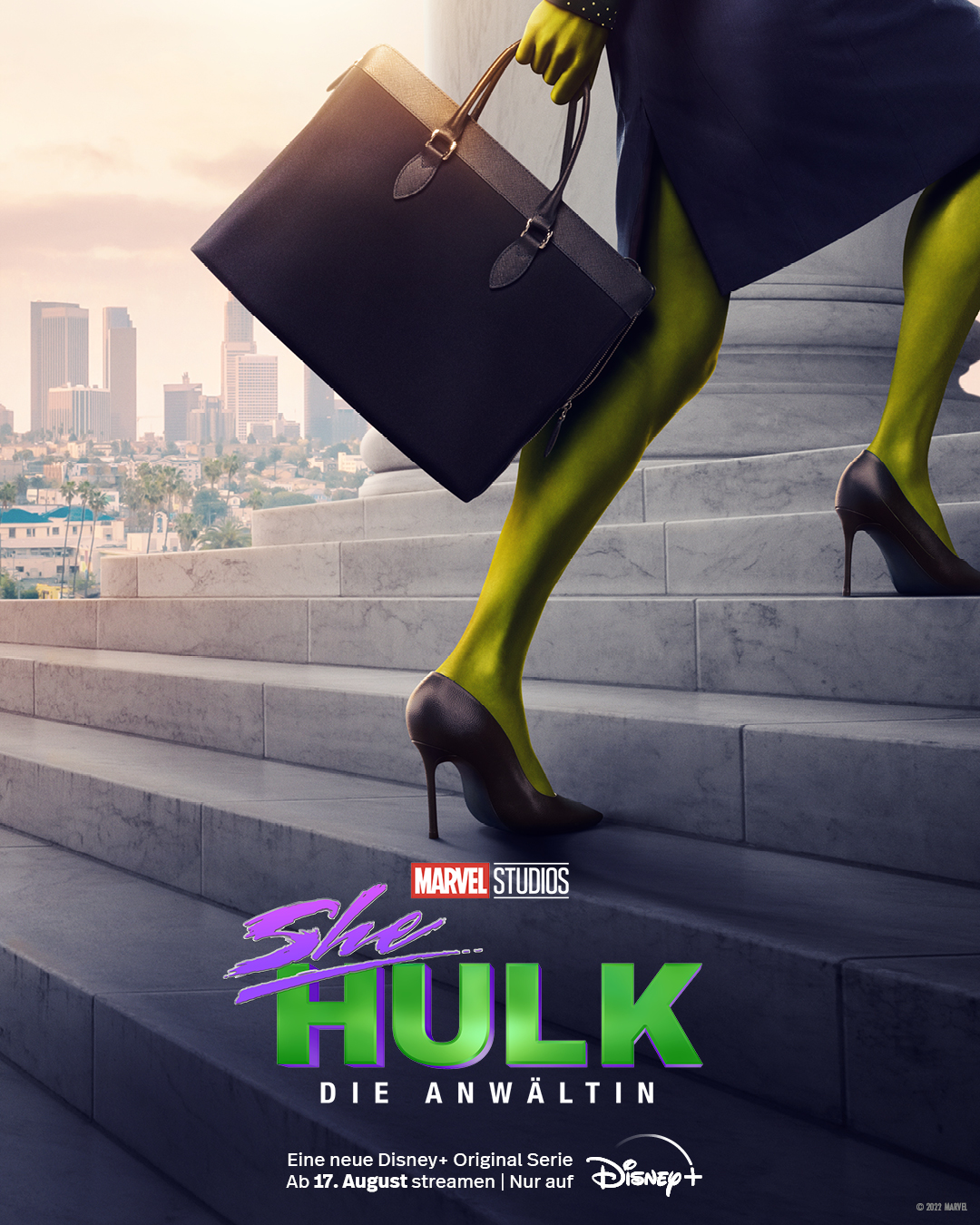 Das Poster zu She-Hulk zeigt das grüne Bein der Protagonistin auf einer Treppe und unten den Titel.