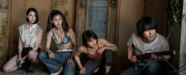 Das Bild zeigt vier Mitspieler in Alice in Borderland - Staffel 2 in Lauerstellung