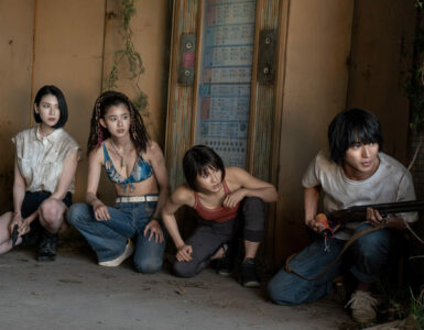 Das Bild zeigt vier Mitspieler in Alice in Borderland - Staffel 2 in Lauerstellung