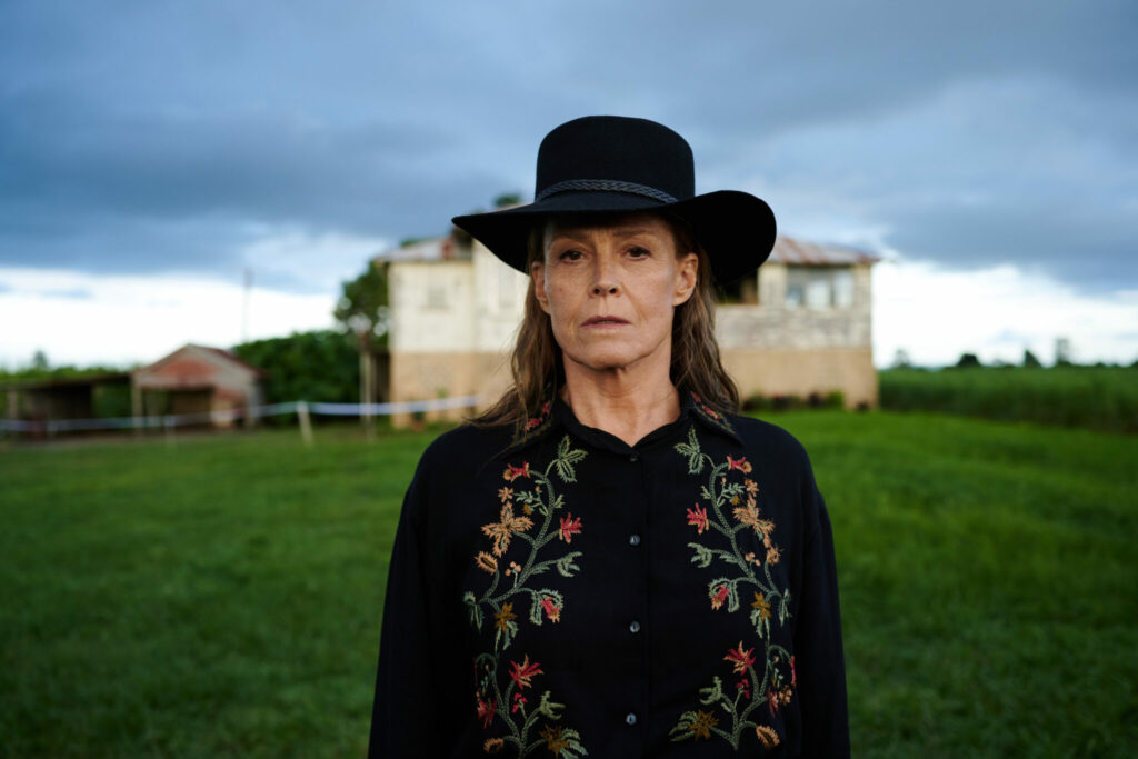 Sigourney Weaver steht auf einer Wiese vor dem Farmhaus - Neu bei Prime im August 2023