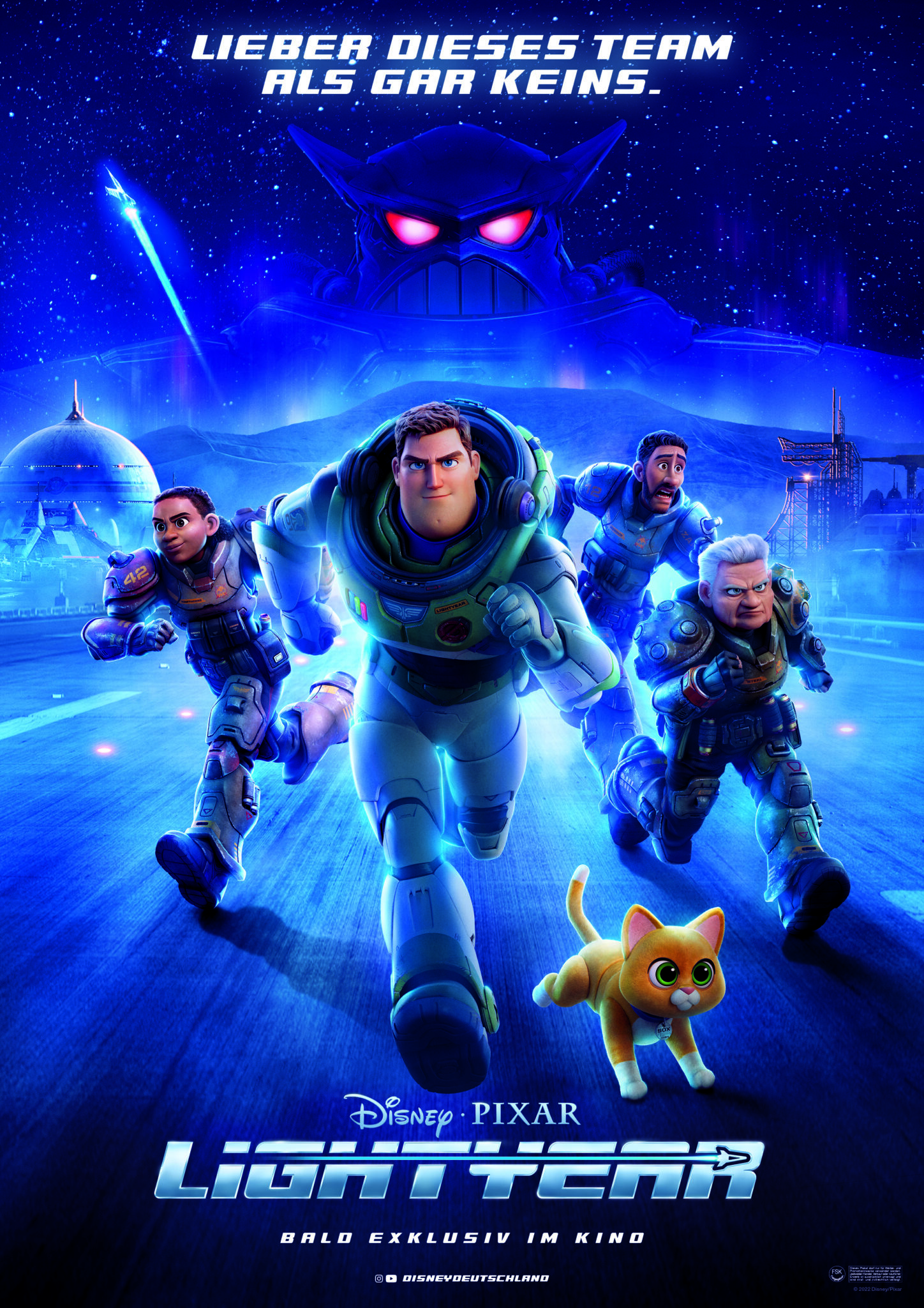 Auf dem Plakat von Lightyear geht man Buzz, Sox, Izzy, Morrison und Darby Steel wie sie nach vorne schreiten für ihre neue Mission - Lightyear