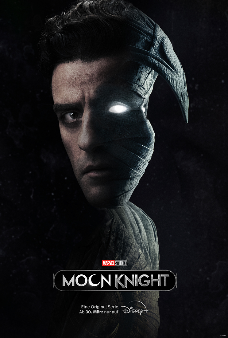 Das Plakat zu Moon Knight zeigt den Kopf des Protagonisten zweigeteilt: eine Hälfte unmaskiert und die andere mit der weißen Maske samt leuchtendem Auge. 