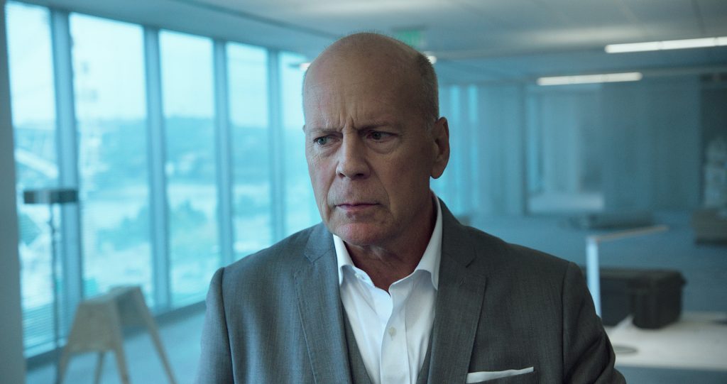 Bruce Willis schaut ein wenig griesgrämig drein in 10 Minutes Gone