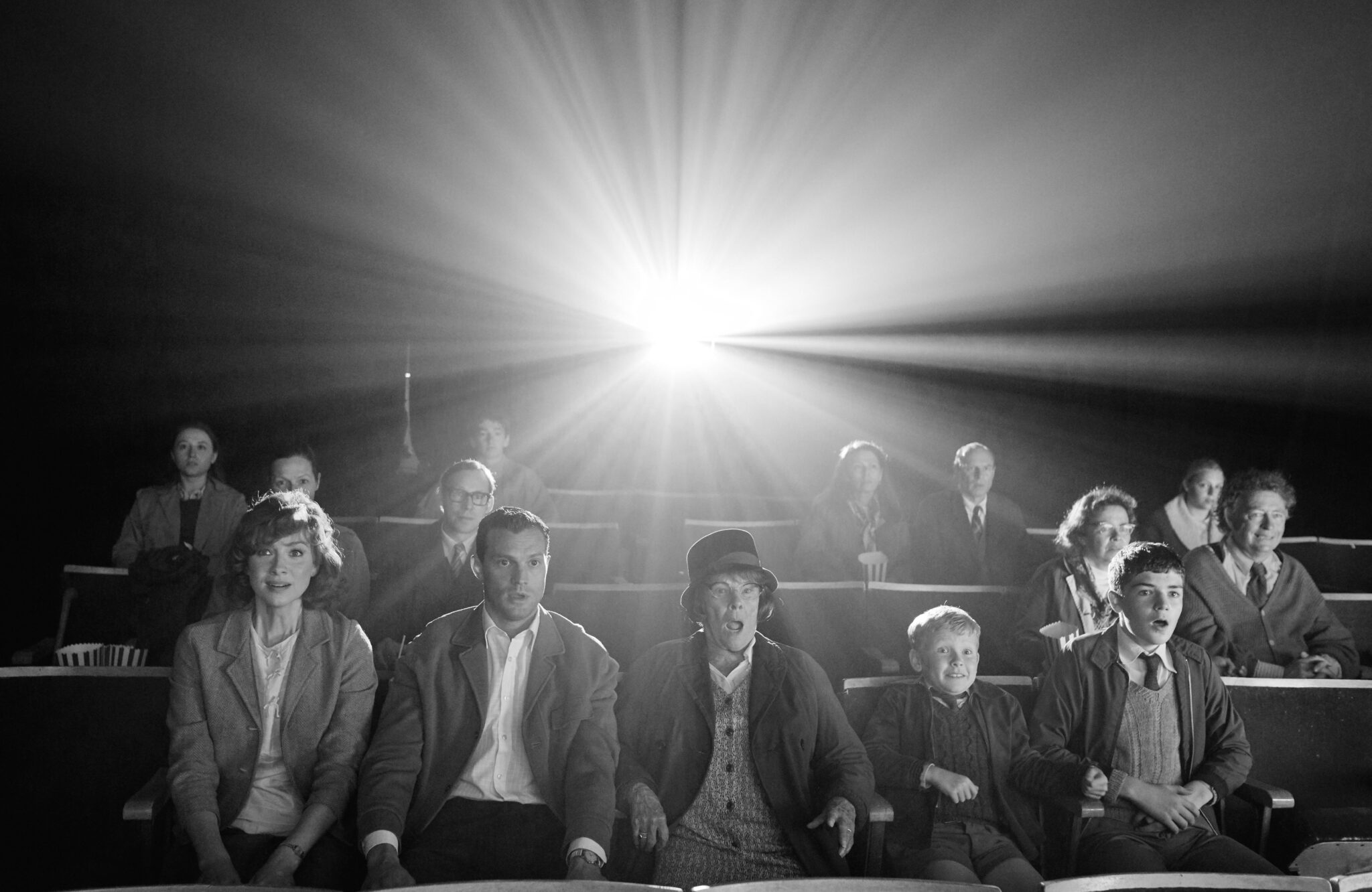 Die Familie von Jude Hill sitzt in einem Kino. Alle sind erstaunt und überrascht und sehen mit großen Augen die Leinwand an - Belfast