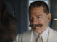 Hercule Poirot (Kenneth Branagh) steht rechts im Bild. Er trägt einen weißen Anzug und sieht fokussiert auf ein unbestimmbares Ziel - Tod auf dem Nil