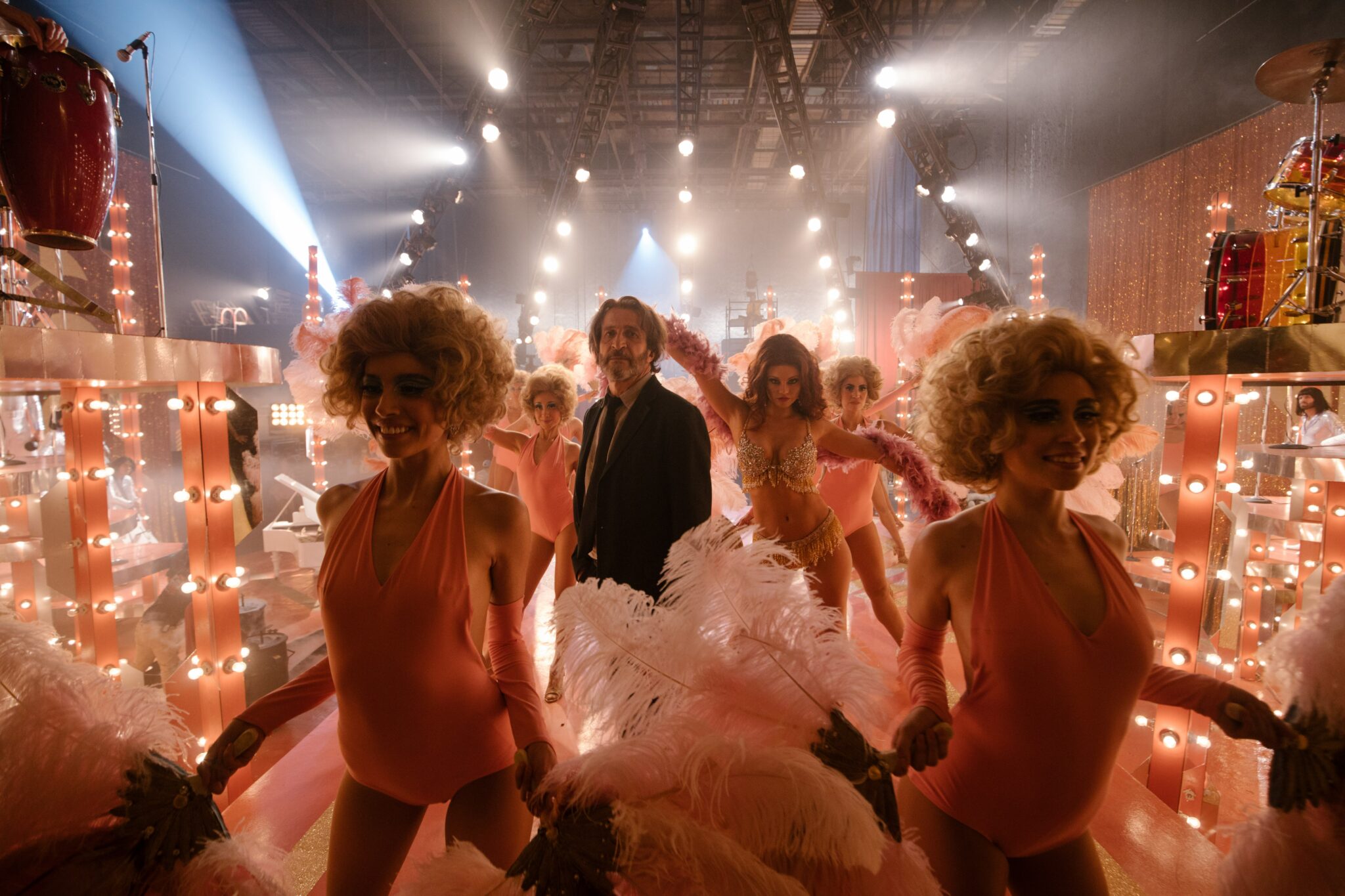 Silvio Gama umgeben von Tänzerinnen in einer Showkulisse