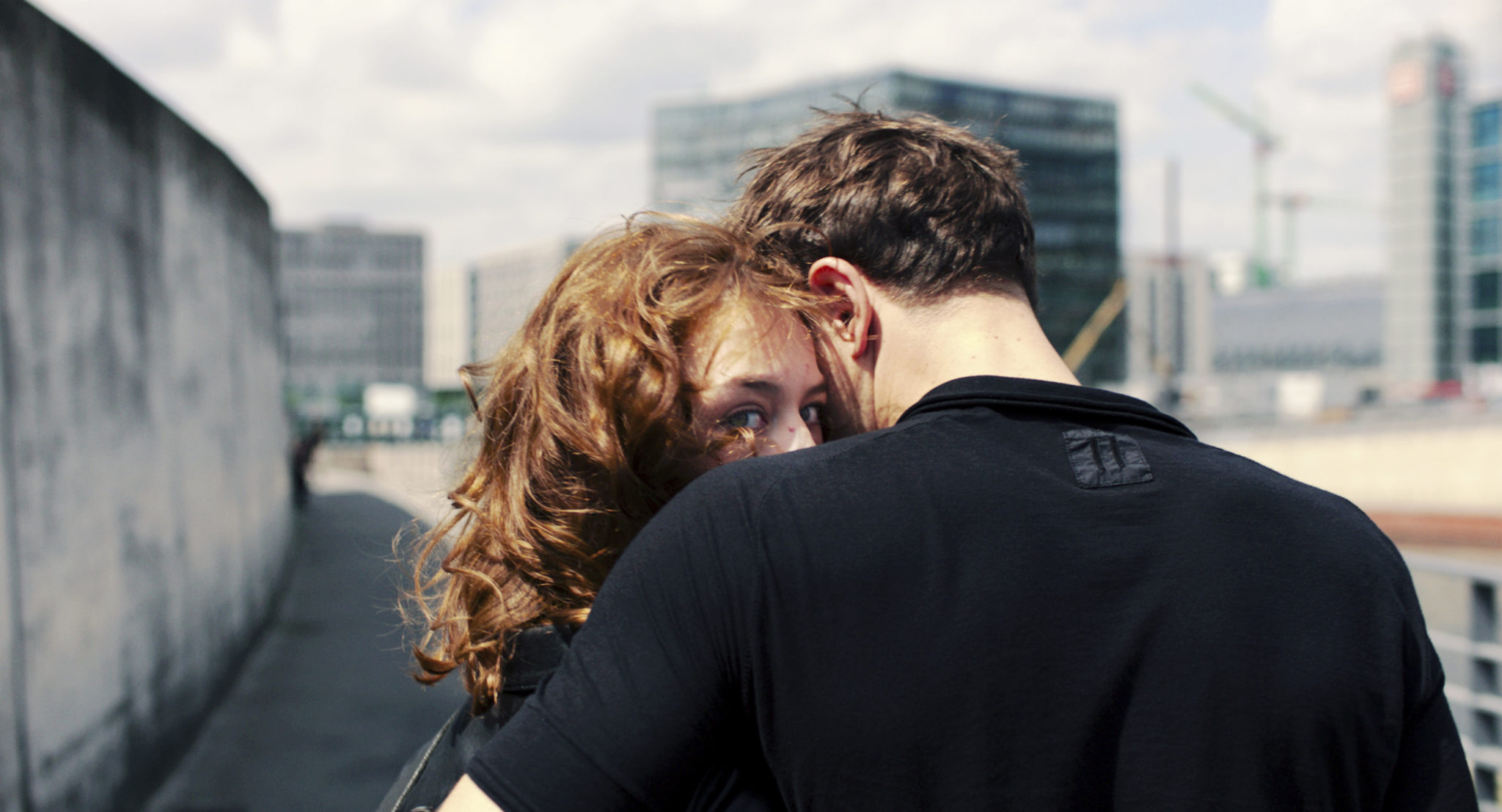 Christoph und Undine umarmen sich © Marco Krüger/Schramm Film
