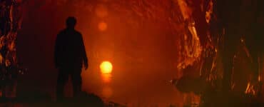 Willem Dafoe sucht als Clint in Siberia Eingebung in der Isolation einer Höhle, in der ein leuchtender Kreis lodert.