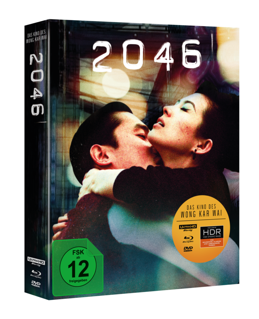 Unter dem Titel „2046“ sieht man Tony Leung und Zhang Ziyi umschlungen. Er küsst ihren Hals während sie sie den Kopf in den Nacken legt und die Augen geschlossen hat.