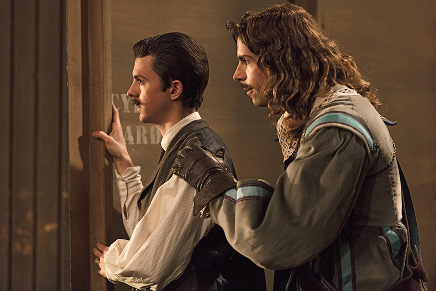 Edmond und Freund Leonidas betrachten gespannt Cyrano in Vorhang auf für Cyrano