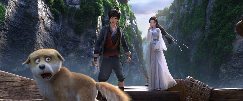 Ah Xuang und Xiao Bai beobachten belustigt den überraschten Hund Dudou, während sie auf dem Boot einen von Bergen gesäumten Fluß entlang fahren in White Snake - Die Legende der weißen Schlange.