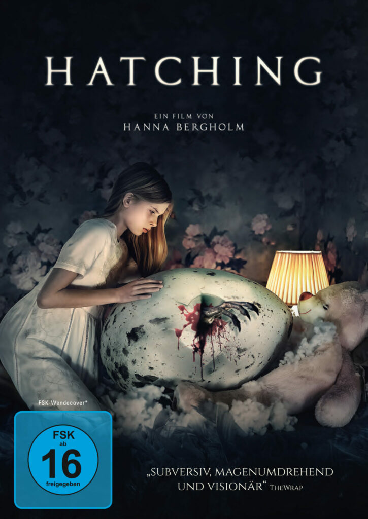 Das Cover-Motiv von Hatching mit der Hauptfigur Tinja und einem großen Vogelei im Bett