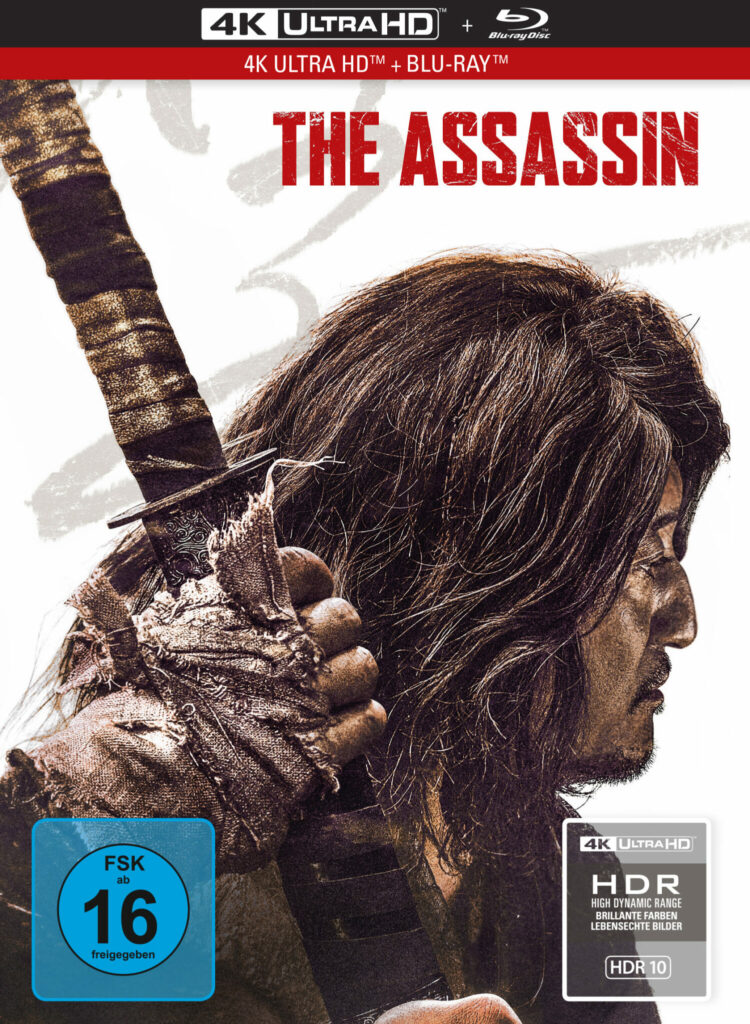Man sieht das Gesicht des alternden Assassinen Inan im Profil, er hält neben sich sein Schwert hoch - The Assassin
