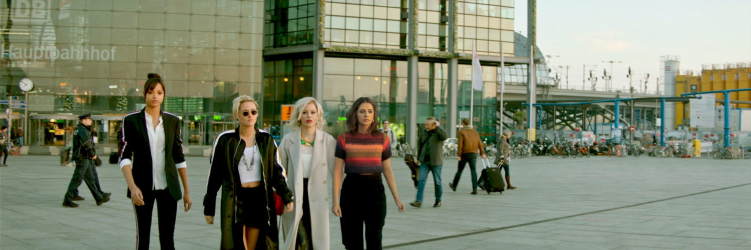 Ella Balinska als Jane, Kristen Stewart als Sabina,Elizabeth Banks als Rebekah Bosley und Naomi Scott als Elena verlassen einen deutschen Bahnhof in "3 Enge Für Charlie"