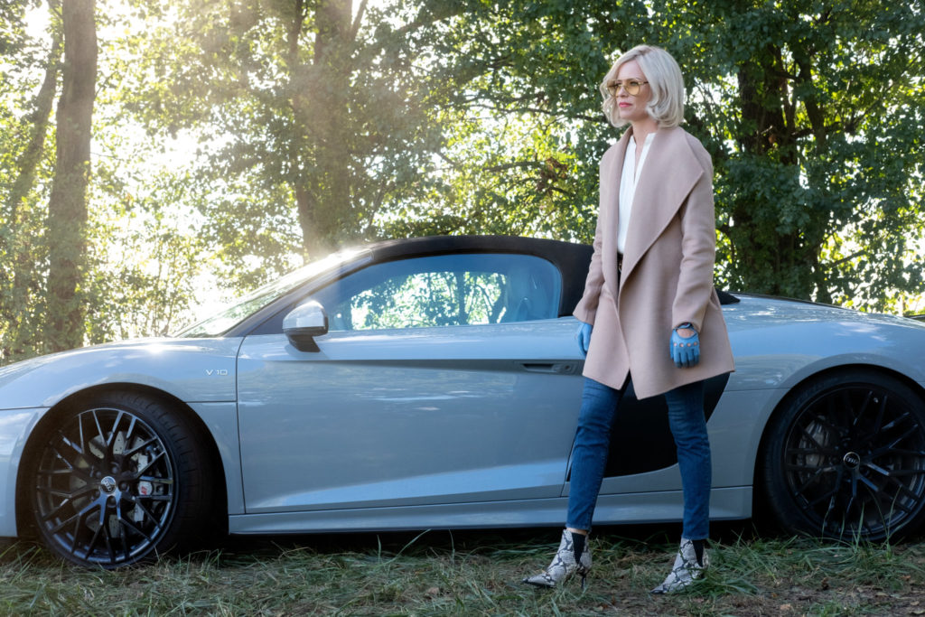 Elizabeth Banks steht als Rebekah Bosley vor einem hellblauen Auto in einem Wald in "3 Engel Für Charlie" von 2019.