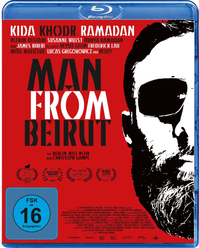 Das Front-Covermotiv der Blu-ray Veröffentlichung zu Man From Beirut zeigt die rechte Hälfte des Gesichts von Protagonist Momo (Kida Khodr Ramadan) in schwarz-weiß. Der restliche leere Raum ist mit roter Farbe gefüllt.