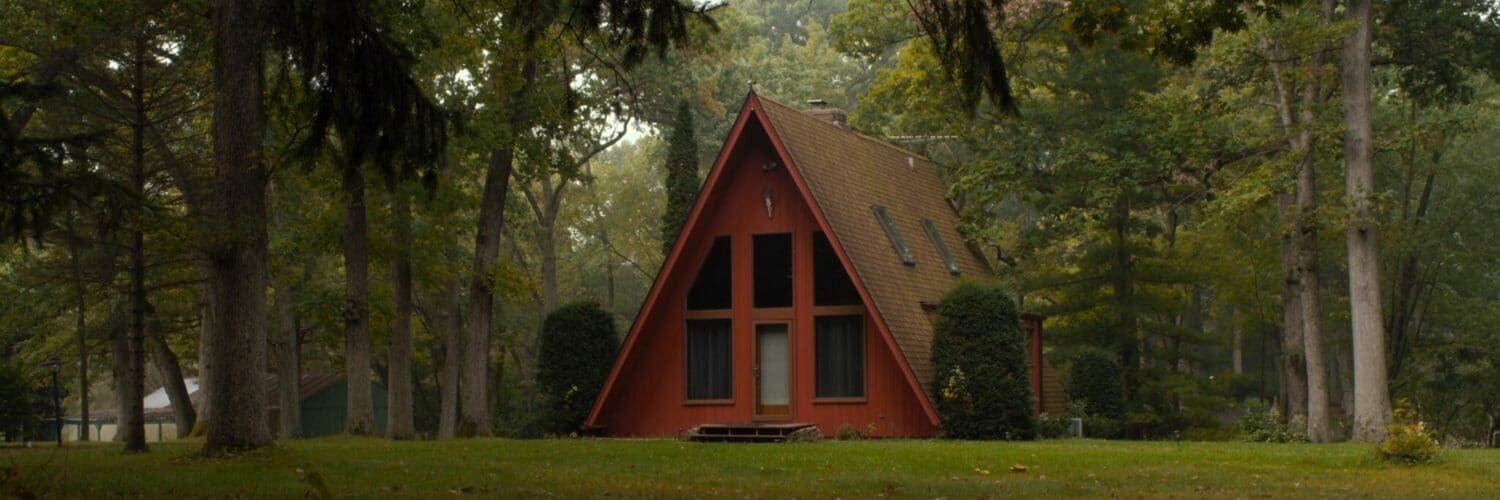 Ein rotes Landhaus mit großen Fenstern in 30 Miles From Nowhere