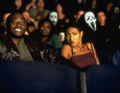 In einem Kinosaal sitzen zwei Schwarze, links ein Mann, rechts eine Frau. Es sind Mekhi Pfeifer und Jada Pinkett Smith. Hinter ihnen im Saal sind einige Menschen mit Ghostface-Maske zu sehen. Es handelt sich um ein Szenenbildner aus dem Film Scream 2