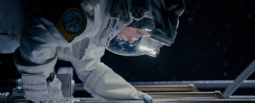 Anna Kendrick als Astronautin im Anzug bei einem Außeneinsatz.