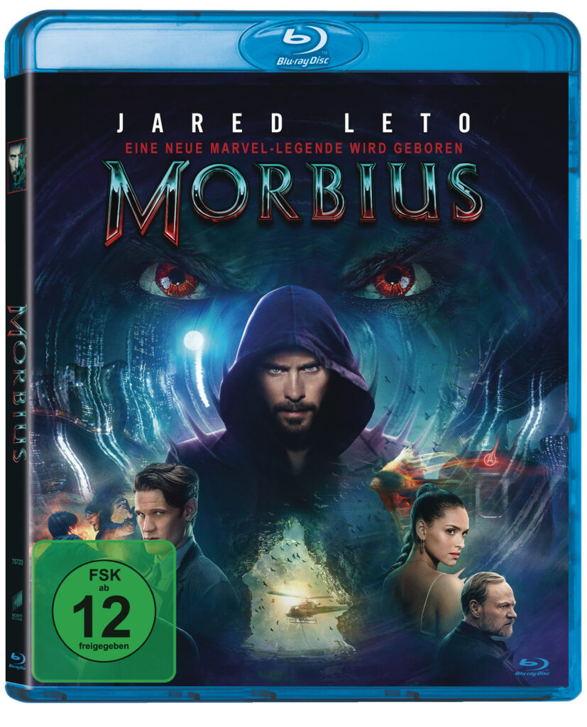 Auf dem Blu-ray-Cover des Films Morbius ist Jared Leto mit Vollbart und Kapuze. Links unterhalb Matt Smith. Im Bildhintergrund eine Silhouette eines Vampirs