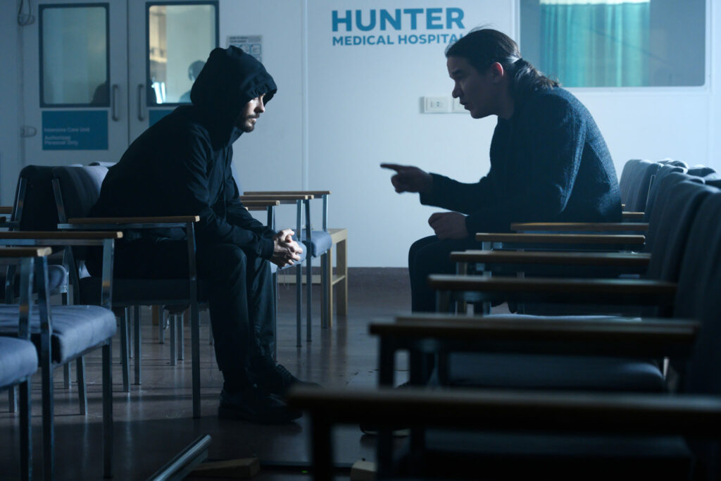 Links Jared Leto als Morbius, er trägt einen Kapuzenpulli, rechts neben ihm der Regisseur Daniel Espinosa