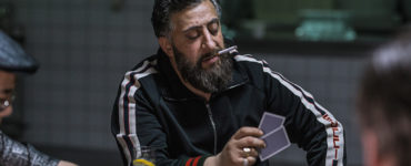 Tony Hamady im Trainingsanzug an einem Pokertisch in 4 Blocks