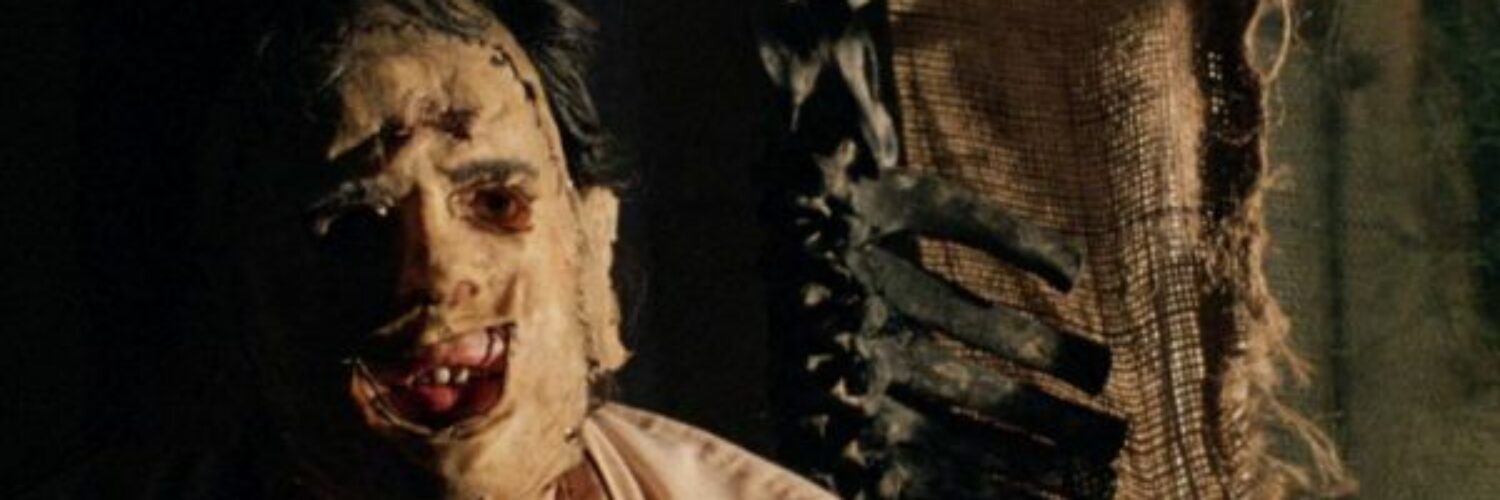 Ein Mann mit Maske, der Charakter Leatherface aus The Texas Chainsaw Massacre