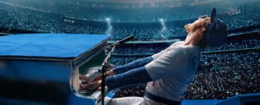 Elton John legt sich am Klavier auf der Bühne vor ausverkaufter Arena ins Zeug als Rocketman - Neu bei Prime im April 2020