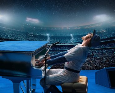 Elton John legt sich am Klavier auf der Bühne vor ausverkaufter Arena ins Zeug als Rocketman - Neu bei Prime im April 2020