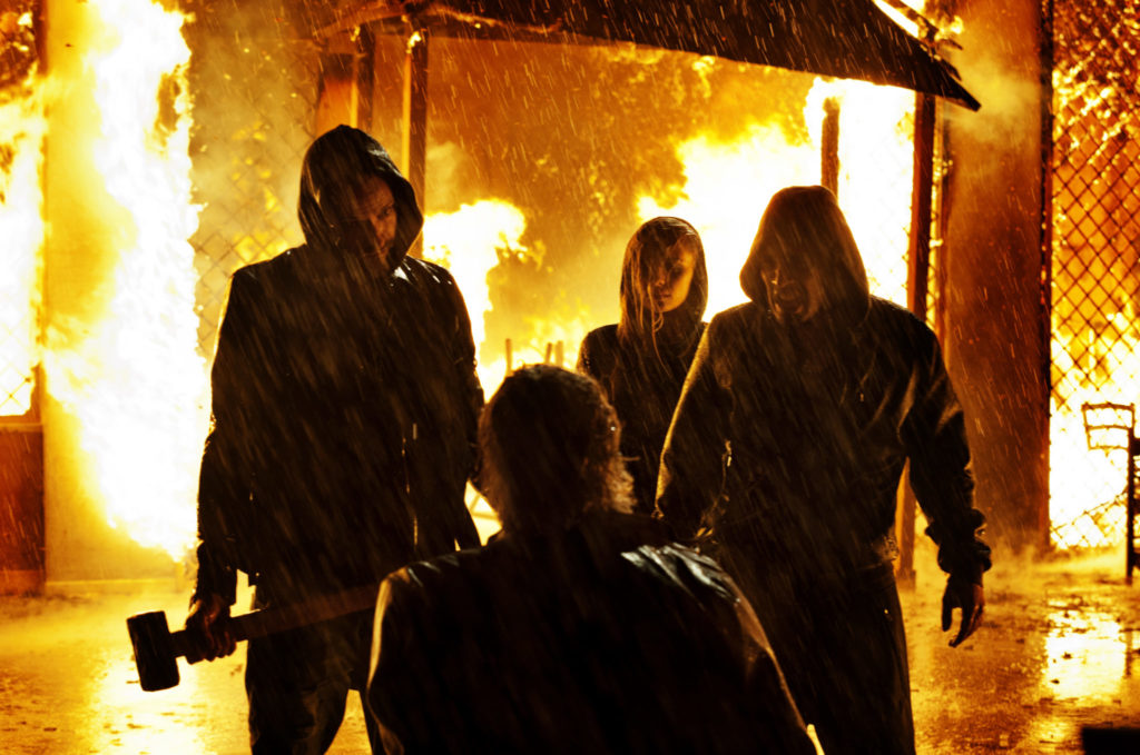 Vier finstere Gestalten tummeln sich vor einem brennenden Haus, Suburra gibt es neu auf Prime im Februar 2020