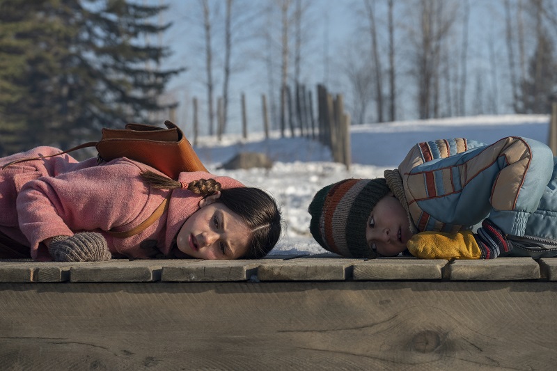 Zwei Kinder liegen auf der Straße und horchen am Asphalt in Tales from the Loop - Neu bei Prime im April 2020