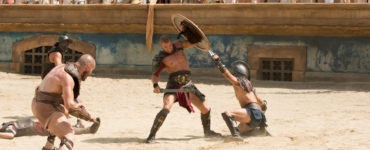 Drei Gladiatoren kämpfen in der Arena vor der tobenden Menge auf Leben und Tod - Neu bei Prime im Juli 2020