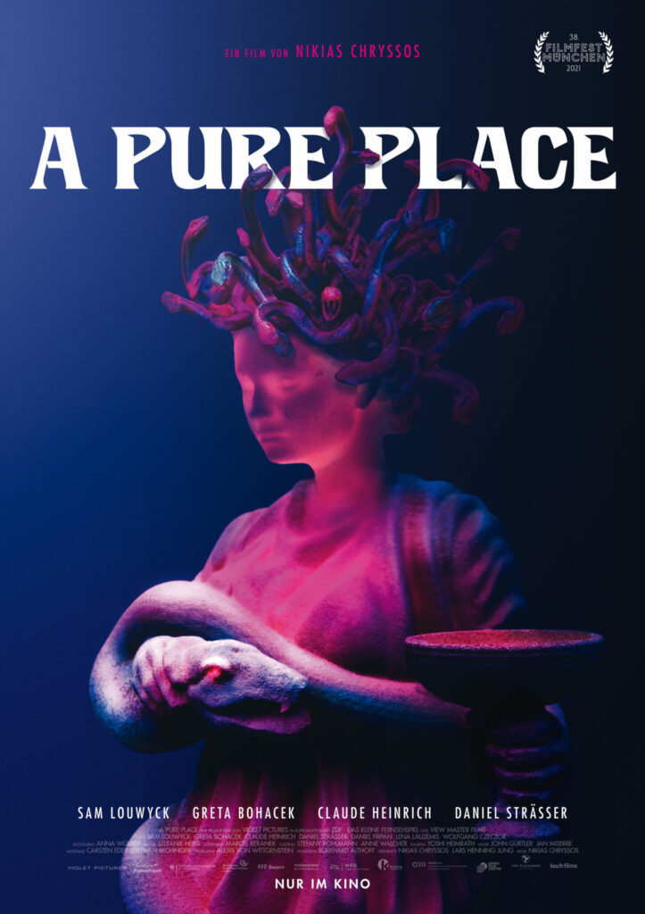 Das offizielle Kinoplakat zu A Pure Place zeigt die Schemen einer Frau, in einer Hand hält sie eine Schlange, in der anderen einen Kelch.