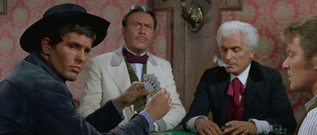 Arizona Colt, gespielt von Guiliano Gemma, sitzt mit drei Bürgern von Blackstone Hill am Pokertisch und spielt mit gezinkten Karten.