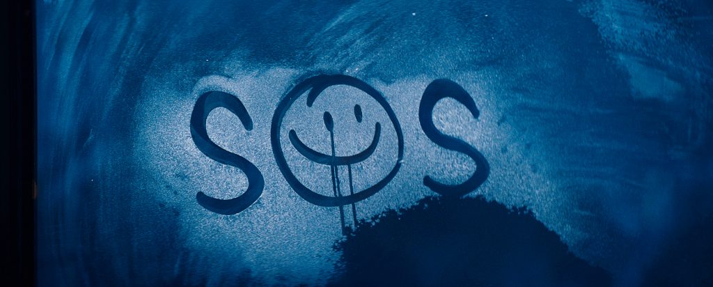 SOS ist in "Abgerissen" an ein Fenster der Gondel gemalt