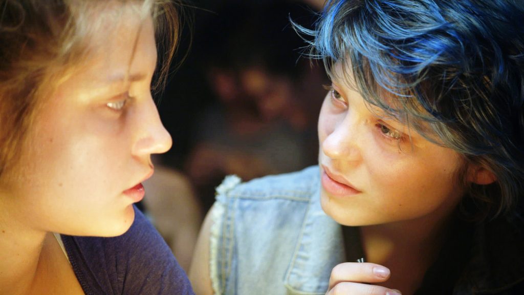 Adèle Exarchopoulos und Léa Seydoux lernen sich als Adèle und Emma kennen in Blau ist eine warme Farbe ©Alamode Film