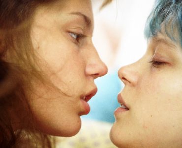 Adèle und Emma kommen sich näher in Blau ist eine warme Farbe ©Alamode Film