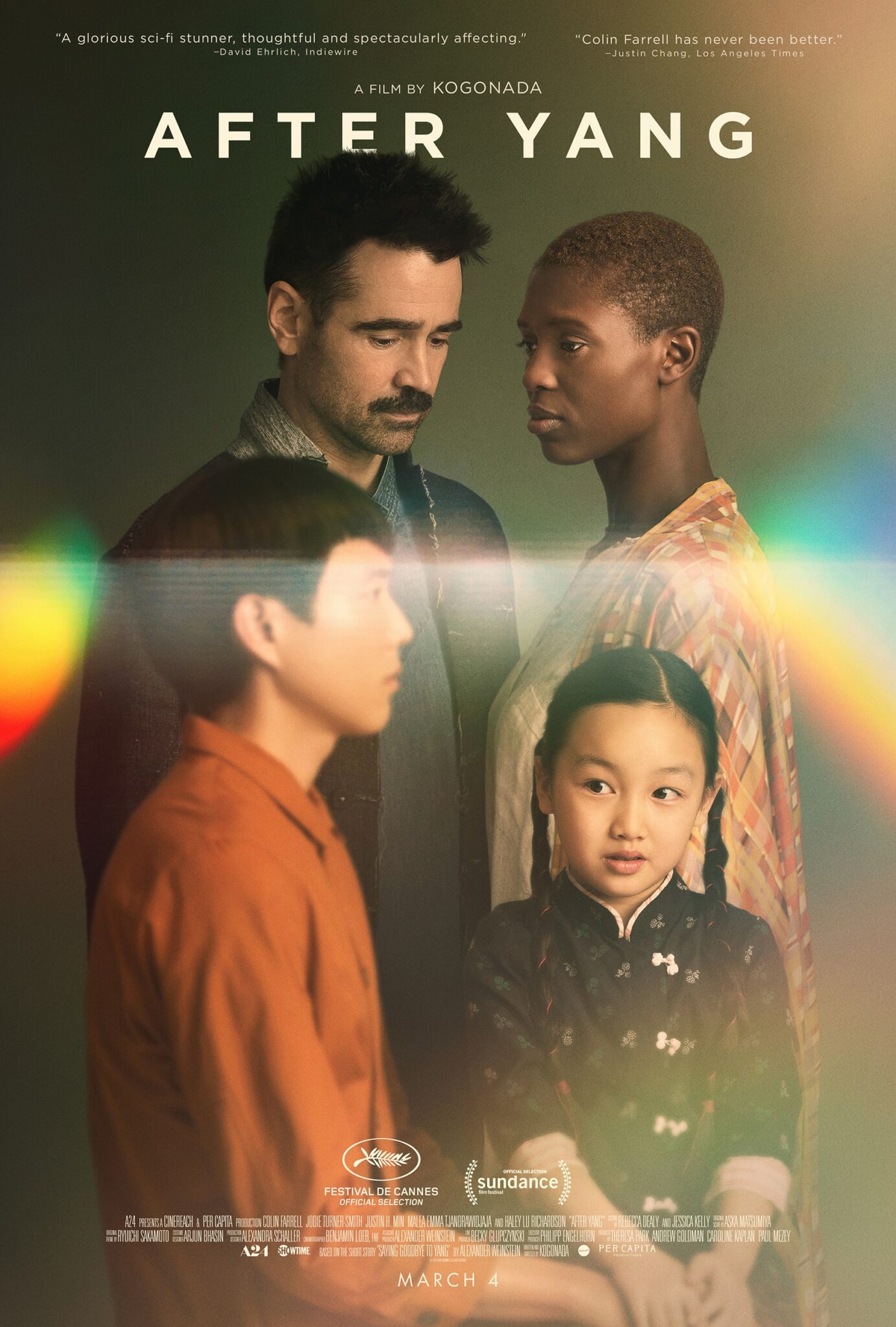 Das Poster zu After Yang zeigt die Familienmitglieder Jake (Colin Farrell), Kyra (Jodie Turner-Smith) und Mika (Malea Emma Tjandrawidjaja) gemeinsam mit dem Androiden Yang (Justin H. Min).