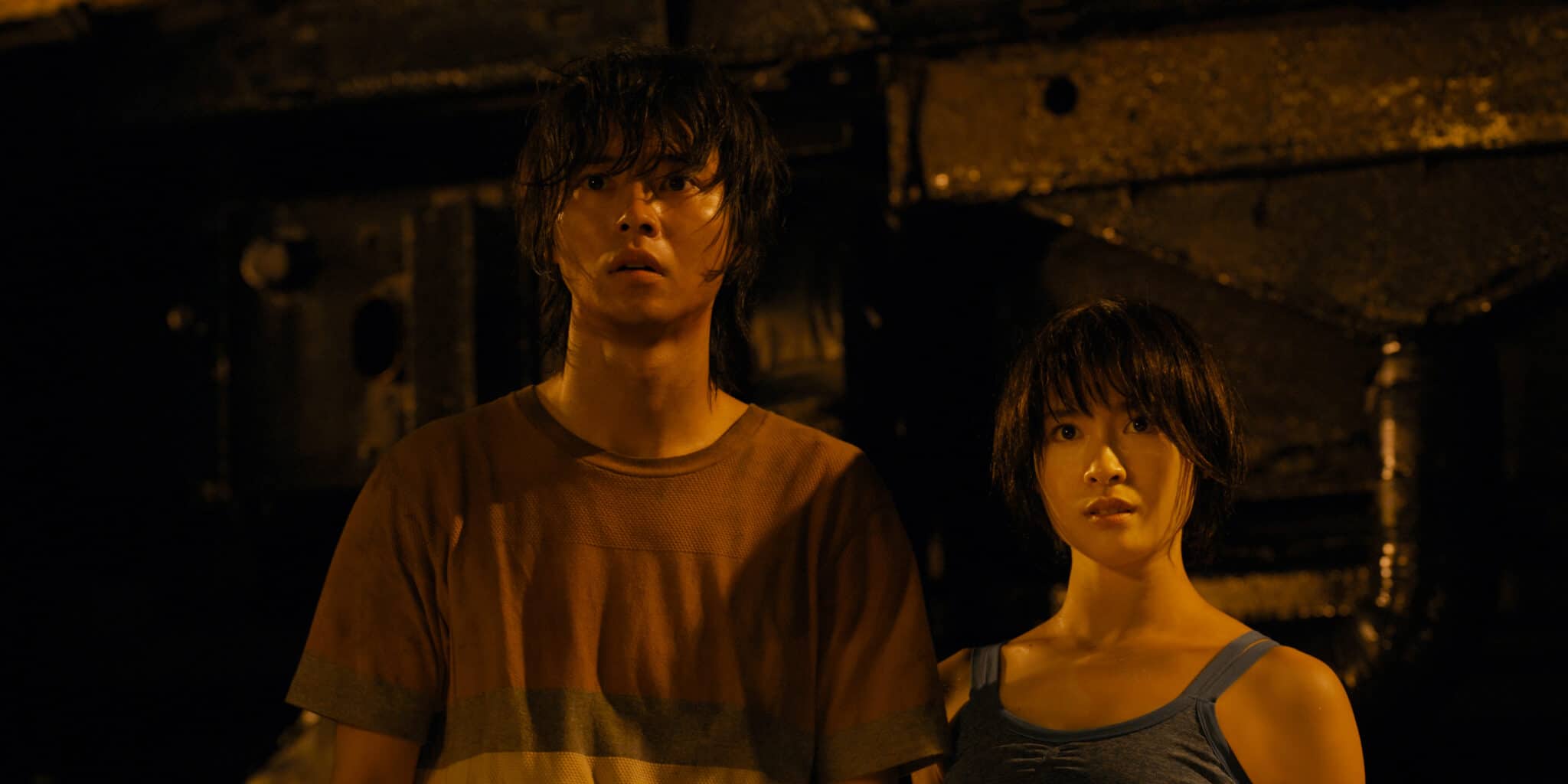 Arisu und Usagi im dunkeln Raum mit erschrockenen Gesichtern. Netflix-Vorschau 2022