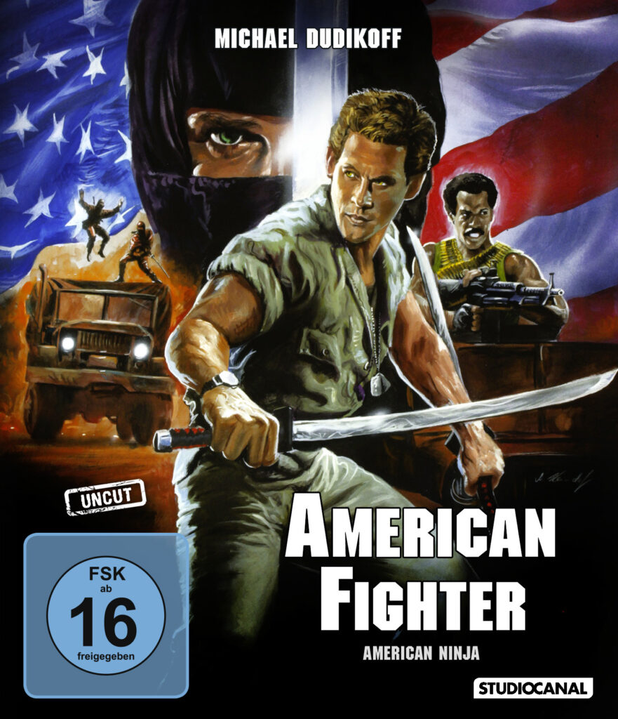 Michael Dudikoff steht mit Schwert bewaffnet vor einem Ninjakopf, einem Überfall auf einen Truck links von ihm, sowie den mit einem Maschinengewehr bewaffneten Steve James rechts von ihm und der im Hintergrund wehenden amerikanischen Flagge - American Fighter