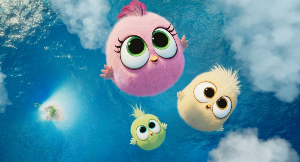Die jungen Küken fliegen durch die Lüfte, unter ihnen Wasser | Angry Birds 2 – Der Film