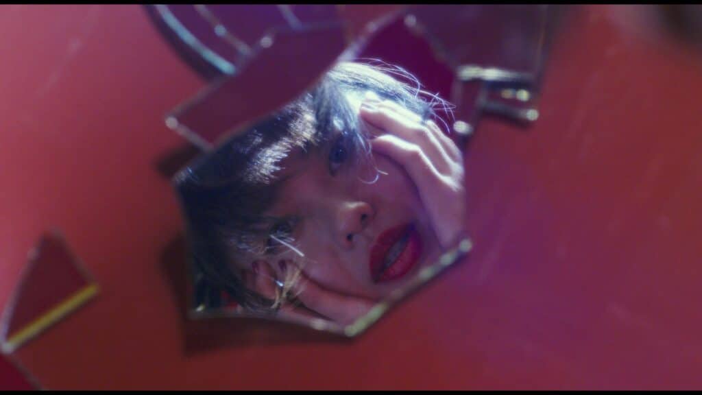 Kyôko sieht ihr verzweifeltes Gesicht in den Scherben eines Spiegels