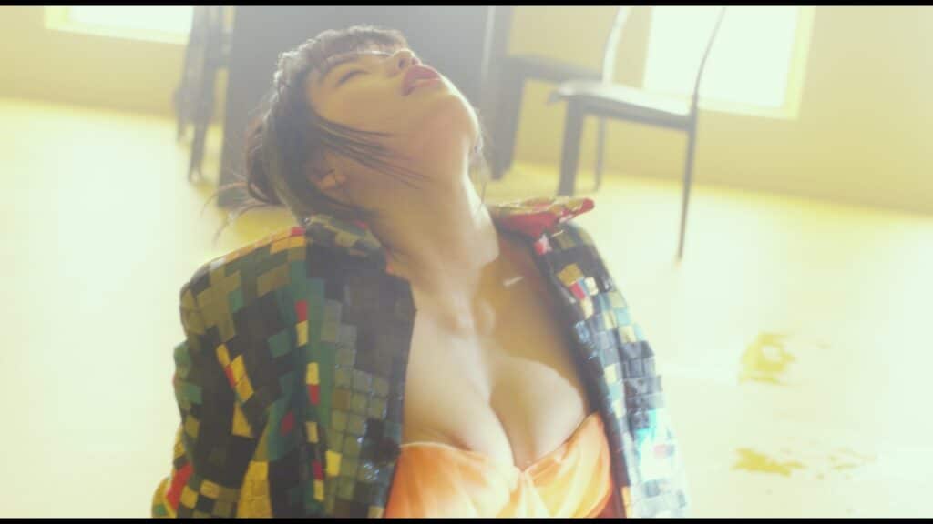 Künstlerin Kyôko wirft in einer Nahaufnahme erregt ihren Hals zurück.