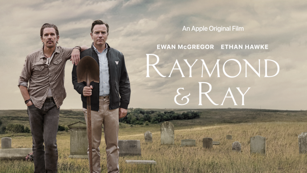 Auf einem weiten Feld sieht man links Ethan Hawke, neben ihm gelehnt Ewan McGregor. Rechts neben ihnen prangt der Titel des Films "Raymond & Ray"