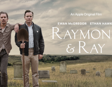 Auf einem weiten Feld sieht man links Ethan Hawke, neben ihm gelehnt Ewan McGregor. Rechts neben ihnen prangt der Titel des Films "Raymond & Ray"
